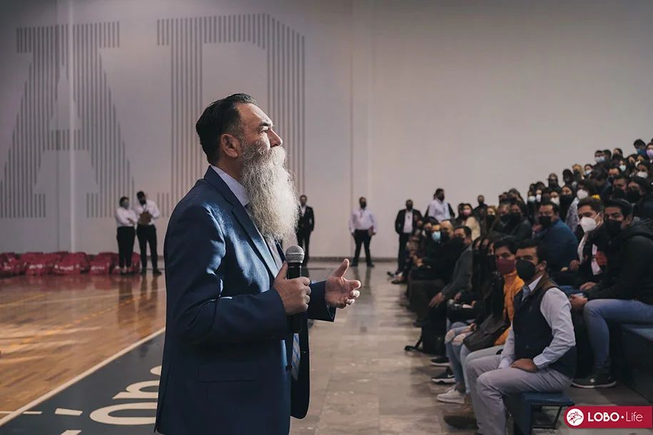 Rector de la Universidad Autónoma de Durango durante un encuentro con estudiantes